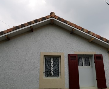 Remplacement de tuile et réparation d'avant toit à Auros